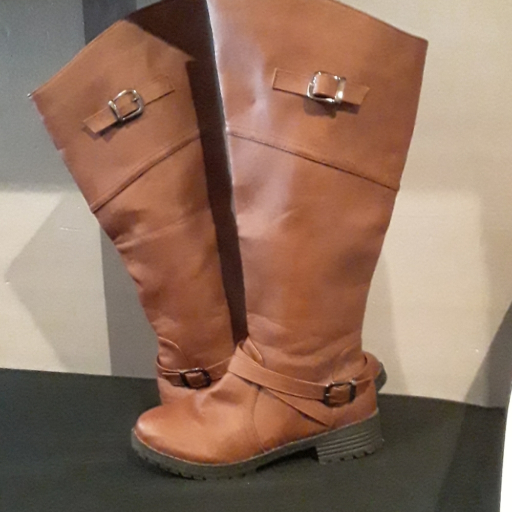Boots - Picture 2 of 3